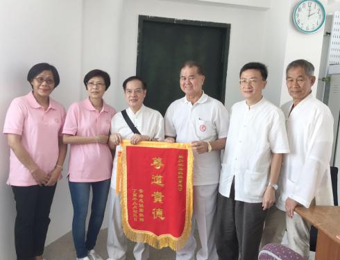 敬贈紀念錦旗與新加坡道教總會會長陳添來道長 敬贈紀念錦旗與新加坡道教總會會長陳添來道長